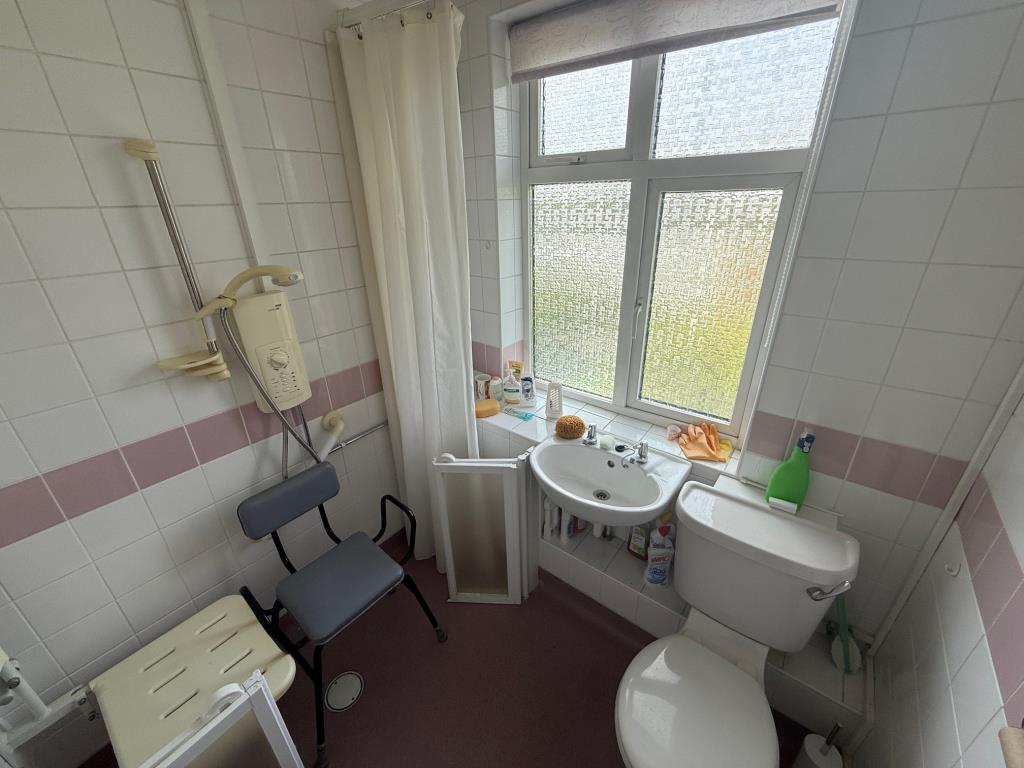 Lot: 79 - THREE-BEDROOM HOUSE IN NEED OF IMPROVEMENT - Wet room with w.c.